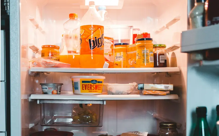 Refrigerador abierto que no enfría